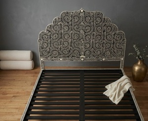 Lit rembourré de style indien avec tête de lit en bois, cadre de lit plateforme, meubles de chambre à coucher noir et blanc - Product Image 1