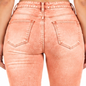 Jeans de mezclilla elásticos para mujer, lavados, desgastados, de corte ajustado, con detalles rasgados en las rodillas, perfil de pierna estrecha, efecto lavado descolorido, elásticos y flexibles. - Product Image 5