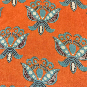 ผ้าฝ้ายพิมพ์ลายด้วยมือ – พื้นสีส้มสดใส พิมพ์ลายดอกไม้สีฟ้าอมเขียว ลายพิมพ์แบบดั้งเดิมของอินเดีย - Product Image 2