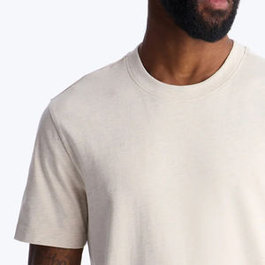 เสื้อแขนสั้นเนื้อผ้าเรียบเนียนสำหรับผู้ชาย สวมใส่สบายๆ พร้อมโลโก้ดีไซน์ทันสมัย แขนสั้น รับผลิตแบบ OEM 2026 - Product Image 3