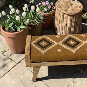 Banc ottoman traditionnel fait main en jute Kilim avec pieds en bois, rembourré style bohème, repose-pieds fixe multicolore, ottoman d'appartement écologique - Product Image 3