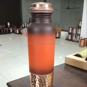Ensemble de bouteille d'eau et de tasse en cuivre pur de qualité supérieure | Verres ayurvédiques pour la cuisine et la table | Vente en gros abordable d'Inde - Product Image 1