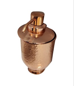 Botella de vidrio esmerilado clásica para montar en la pared con acabado en latón para baño - Product Image 4