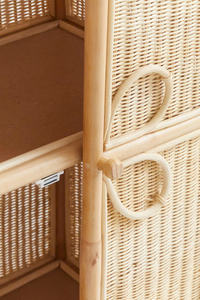 Cette armoire de rangement pour bébé est tressée en rotin naturel. C'est une armoire à deux niveaux avec portes. - Product Image 4