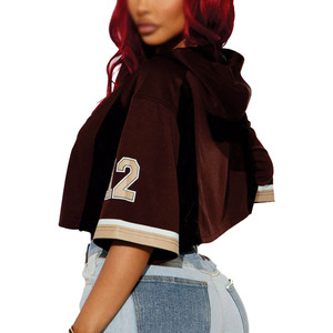 Camiseta deportiva corta de fútbol americano personalizada en negro y dorado, con cuello en V, de poliéster, estilo casual y atlético para mujer. - Product Image 6