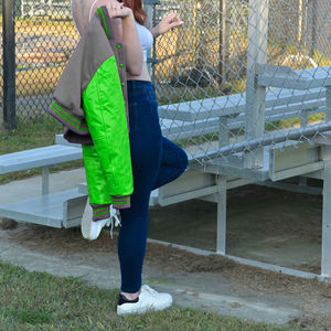 Chaqueta Corta Estilo Universitaria para Mujer, Color Gris Verde, Estilo Bomber, Mangas de Cuero Sintético, Ropa Exterior Informal, Moda Femenina - Product Image 4