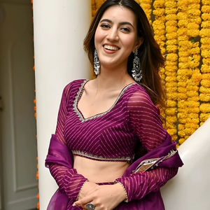 Elegante Lehenga Choli de Georgette Suave hasta el Suelo con Dupatta y Estampado Leheriya, Borde de Encaje Zari Rico para Fiestas y Eventos, Estilo Bollywood - Product Image 1