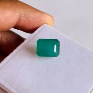 มรกตทรงเหลี่ยมธรรมชาติ 6.97 กะรัต คุณภาพดี สีเขียวสวยงาม ขัดเงาอย่างดี เหมาะสำหรับทำเครื่องประดับทุกชนิด - Product Image 1