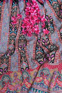 Tissu imprimé à rayures florales noires avec bordure décorative pour la confection de robes Kurti, tissu pour vêtements ethniques. - Product Image 4