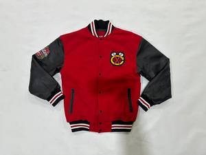Blouson Bomber Homme Personnalisé Style Universitaire Baseball Manches en Cuir PU Rouge et Noir Boutons Pression Col Côtelé Hiver ODM - Product Image 1
