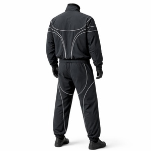 Conjunto Deportivo Reflectante Negro para Hombre, Chaqueta Cortavientos Ligera y Pantalones Jogger, Ropa Deportiva con Logotipo Personalizado, Ropa Deportiva Urbana - Product Image 4