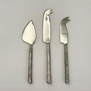 Ensemble de 3 couteaux à fromage en acier inoxydable faits à la main et personnalisés, élégants couteaux à découper pour le fromage et le beurre, parfaits pour les mariages - Product Image 2