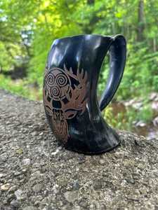 Jarra de Cuerno Vikinga Hecha a Mano – Jarra de Cerveza de Cuerno de Búfalo con Grabado Romántico – Decoración Rústica para Bar en Casa, Decoración para Cuarto de Hombre, Personalizable - Product Image 3