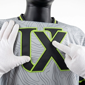 Maillot de hockey sur glace personnalisé avec écusson en sergé cousu, nom et numéros d'équipe sublimés, tailles adultes, 100 % polyester, panneaux en maille respirante, col en V - Product Image 6