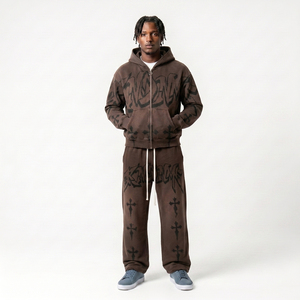 Ensemble de survêtement streetwear marron pour homme, comprenant un sweat à capuche zippé intégral en coton à imprimé croisé coupe ample et un pantalon évasé vintage - Product Image 1