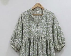 เดรสผู้หญิงผ้าฝ้ายแท้ 100% ทรงเอไลน์ ยาวปานกลาง คอวี แขนพอง ลายดอกไม้ ทำมือ ระบายอากาศได้ดี เป็นมิตรกับสิ่งแวดล้อม - Product Image 3