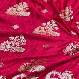 ผ้าส่าหรี VASTRA COTTAGE ผ้าไหมซาตินแท้ ทอลายแจ็คการ์ด พร้อมลายปักรูปนกยูงที่ขอบผ้า  พร้อมพู่ห้อยพาลลูสุดหรู  ชุดเสื้อที่ย้อมสีด้วยมือ - Product Image 4