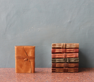 Magnifique journal en cuir véritable fait main, aspect antique, marron clair, avec logo embossé, en cuir de buffle huilé effet froissé, idéal comme cadeau. - Product Image 6