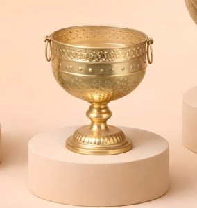Cuenco decorativo de latón antiguo de diseño con patrón en relieve y asas para decoración de mesa en el hogar, principalmente utilizado como regalo para Diwali. - Product Image 1