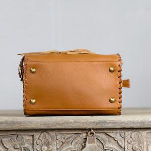 Sac Speedy en cuir avec motif floral embossé, fermeture éclair, panneau en cuir de vachette marron, détail pompon, style décontracté - Product Image 4