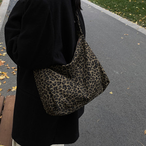 Bolso Tote Retro Americano con Estampado de Leopardo para Mujer, Estilo Casual, Versátil para Uso Diario, Bolso de Hombro - Product Image 5