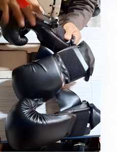 ถุงมือชกมวยสังเคราะห์คุณภาพพรีเมียมจากผู้ผลิต บรรจุ EVA ขึ้นรูปด้วยระบบ 3 มิติ ปรับได้ด้วยสายรัดแบบยืดหยุ่น ปิดด้วยแถบตีนตุ๊กแก อุปกรณ์ป้องกัน - Product Image 4