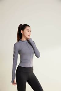 Veste de yoga d'hiver pour femme, vente en gros OEM, fermeture éclair avant, extensible, en Spandex/Polyester, coupe-vent, à capuche, pour activités de plein air - Product Image 4