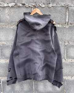 เสื้อฮู้ดซิปปักลายแบบดิสเทรส สตรีทแวร์ผู้ชาย โลโก้แบบดิบๆ ผ้าฝ้ายฟลีซ ทรงปกติ ใส่ได้ในฤดูหนาว - Product Image 3