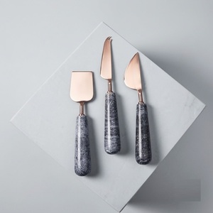 Juego de 3 cuchillos para queso de acero inoxidable color oro rosa con mangos de resina blanca, utensilios premium para tabla de charcutería y ecológicos. - Product Image 2