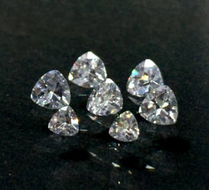 Moissanite de laboratoire taillée en triangle |   Clarté VVS |   Jeu de couleurs/Feu |   Pierre brute certifiée par un tiers pour la fabrication de bijoux - Product Image 2