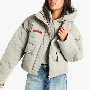 Blouson d'hiver matelassé pour femme, blanc, personnalisé, OEM, à forte demande, avec capuche en fausse fourrure et fermeture éclair intégrale - Product Image 1