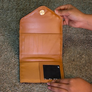 Tarjetero de Cuero Genuino 100% de Tamaño Mini, Tallado a Mano con Diseño a Cuadros, con Clip para Billetes y Bolsillo para Tarjetas de Crédito y Llaves - Product Image 2