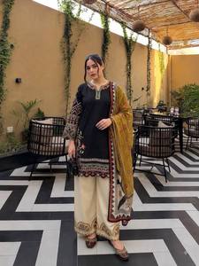 Kurta noire brodée pour femme avec dupatta moutarde et pantalon palazzo crème, tenue traditionnelle indienne et pakistanaise décontractée, longueur cheville - Product Image 3