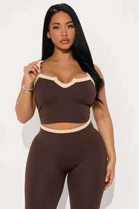 Ensemble de yoga conçu pour le confort et la performance, tissu extensible léger, parfait pour la gym, le yoga, la danse ou les voyages, tenue confortable. - Product Image 2