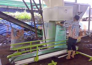 เครื่องบรรจุถุงแบบกึ่งอัตโนมัติ รุ่นพรีเมียม TBM-SS00 สำหรับนมผง ซีเมนต์ บรรจุถุง PP ขนาด 25กก. 40กก. 50กก. - Product Image 4