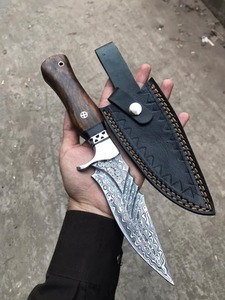 Cuchillo de caza hecho a mano de acero de Damasco, hoja de punta caída, mango de madera, funda de cuero personalizada, grosor de 0.6mm - Product Image 1