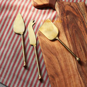 Juego de 3 cuchillos para queso de latón antiguo martillado, hechos a mano - Product Image 6