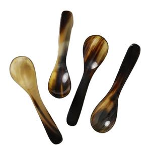 Cuchara de Cuerno Artesanal de Lujo, Ecológica, Apta para Lavavajillas, Utensilios para Ensaladas, Cocina, Hecho en India - Product Image 1