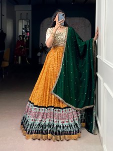 Hermoso vestido de novia con estampado de motivos dorados, lehenga choli y dupatta para fiesta, lehenga que brilla con lujo. - Product Image 6