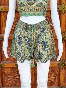 ชุดเซ็ตผ้าซาตินพิมพ์ลายเพสลีย์สไตล์โบฮีเมียนสำหรับผู้หญิง เสื้อครอปคอ halter และกางเกงขาสั้นเอวยางยืด เหมาะสำหรับใส่เที่ยวทะเลในช่วงฤดูร้อน - Product Image 4