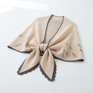 Chal de Lana Pura Suave Tejido para Primavera, Otoño e Invierno - Nuevo Diseño Estilizado y Holgado con Hombros Acolchados, Cómodo y con Diseño de Pequeña Avispa - Product Image 2