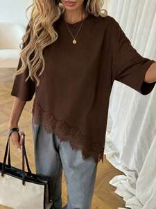 Camiseta Oversize Marrón para Mujer con Ribete de Encaje, Dobladillo Asimétrico, Manga Corta, Hombros Caídos, Bordado de Toalla y Logotipo Personalizado, Top de Algodón - Product Image 4