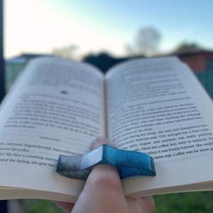 Support de page de livre en résine artisanale, lecteur de page confortable pour le pouce, support de page de livre de luxe en résine pour le pouce, lecture élégante à une main - Product Image 3