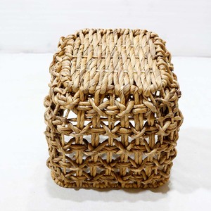 Panier de rangement carré en jacinthe d'eau tressée écologique avec poignée pour l'organisation de la lessive et des vêtements de bébé à la maison - Product Image 5