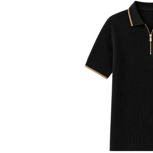 Polo tricoté noir pour homme avec fermeture éclair dorée, manches courtes, haut décontracté de luxe pour l'été, tissu texturé, chemise de golf personnalisée par un designer, OEM - Product Image 2