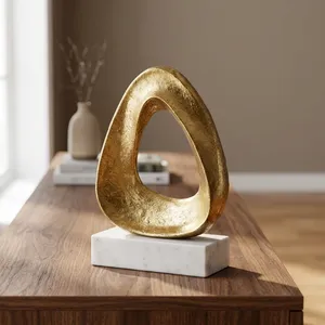 Figurine sculpturale abstraite dorée avec base en marbre, objet décoratif moderne pour salon, chambre, bureau et table. - Product Image 6
