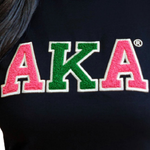 T-shirt noir en chenille avec lettres grecques brodées rose et vertes, en coton premium, style streetwear décontracté, vêtement de sororité - Product Image 5