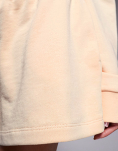 Ensemble de sweat-shirt et short pour femme avec logo brodé imprimé en relief personnalisé, vêtements décontractés élégants pour l'été, ensemble 2 pièces - Product Image 5