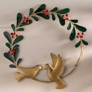 Magnifique couronne de colombes en métal doré avec des feuilles vertes et des baies rouges, parfaite pour la décoration murale festive ou la décoration de porte d'entrée. - Product Image 1