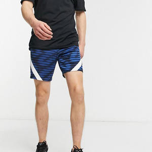 Diseño casual para el verano, estampado completo, cintura elástica, corte ajustado con cinta en contraste, pantalones cortos para hombre con diseño de logotipo. - Product Image 2